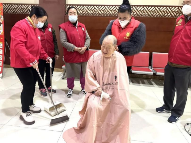 山东潍坊“福彩之家”寿光站开展公益义剪活动