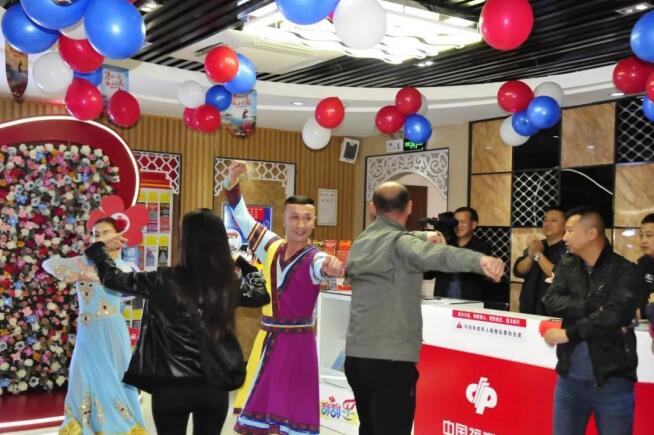 “送你一朵小红花”福彩双色球活动首日 新疆快闪店人气火爆