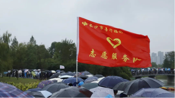 雨中前行，不惧风雨
