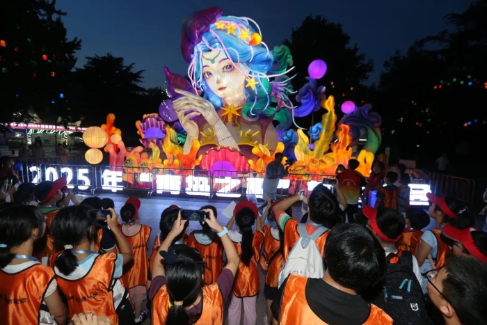 “青岛之夏”艺术灯会