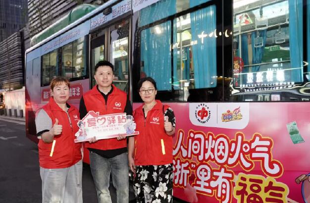 以巴士为载体开启车内外双场景互动
