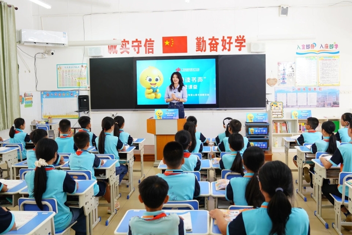广西“边境读书声”温暖课堂点亮童心梦想