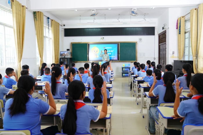 边疆儿童点亮阅读之灯的公益行动