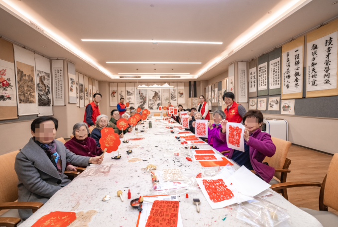 福彩志愿者与老人一起制作非遗手工作品 福彩志愿者与老人一起制作非遗手工作品